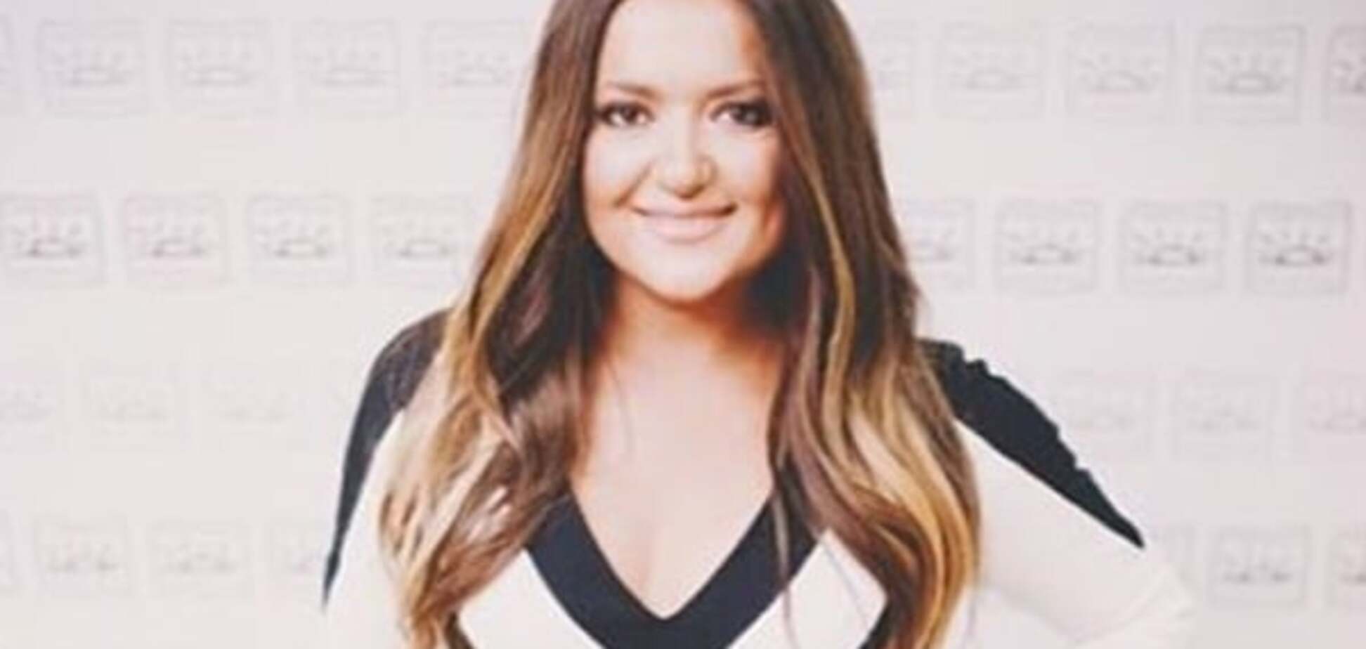 Пышная Снегурочка: Могилевская под елкой пригласила на огонек