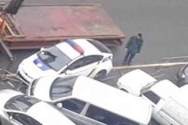 В Киеве полицейский уснул за рулем и протаранил забор автостоянки