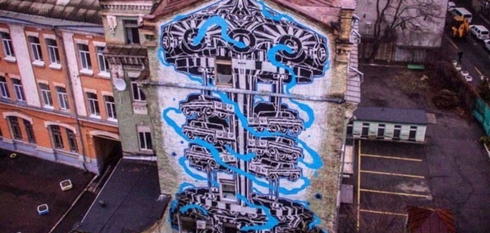 В Киеве нарисовали мурал с каруселью: фотофакт