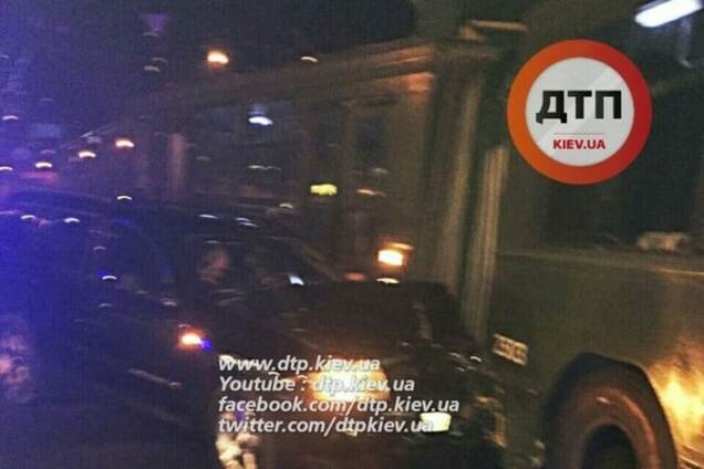 В Киеве авто влетело в троллейбус: опубликованы фото