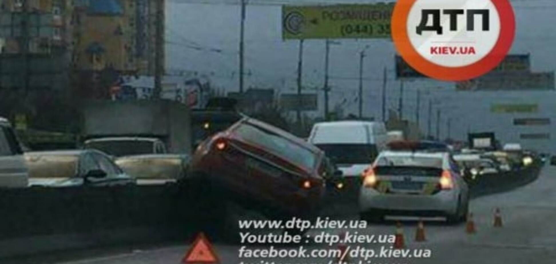 Опасный трюк: в Киеве в результате ДТП автомобиль завис на отбойнике   