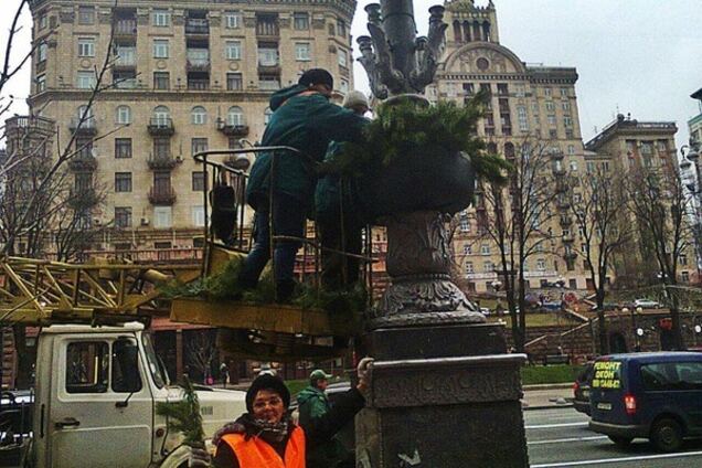 Вулиці Києва прикрасили хвойними лапками: фотофакт