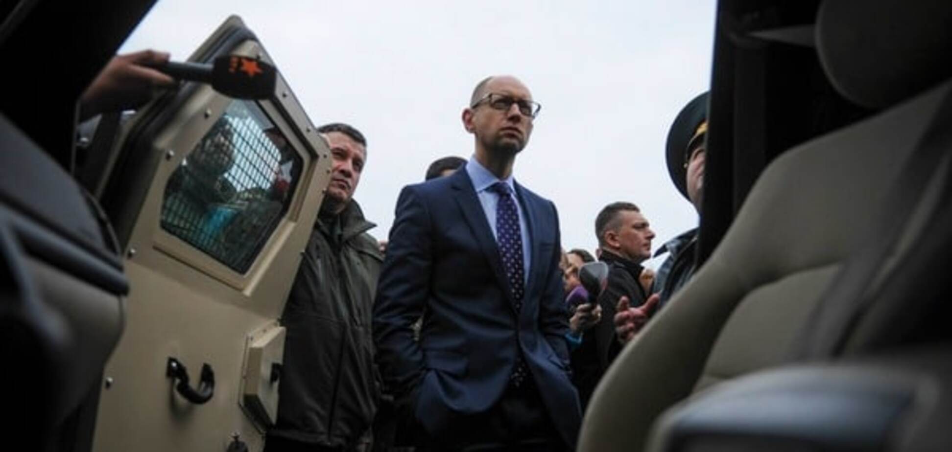 Единый реестр транспортных средств: стало известно, на чем ездят Яценюк и Гройсман