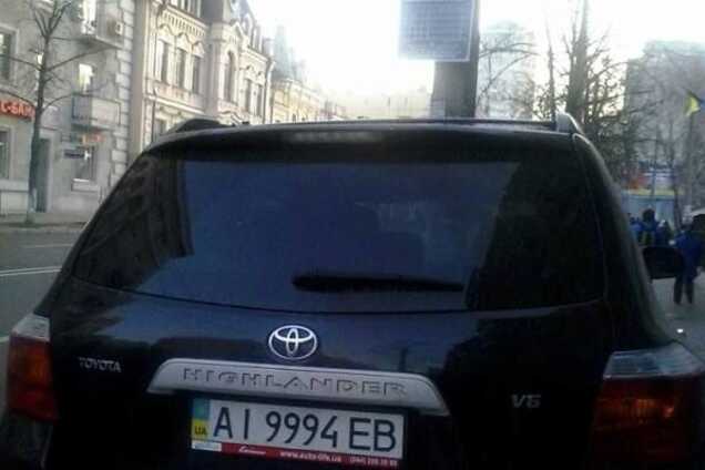 Лбом в Тойоту: в Киеве 'герой парковки' заблокировал троллейбусную остановку