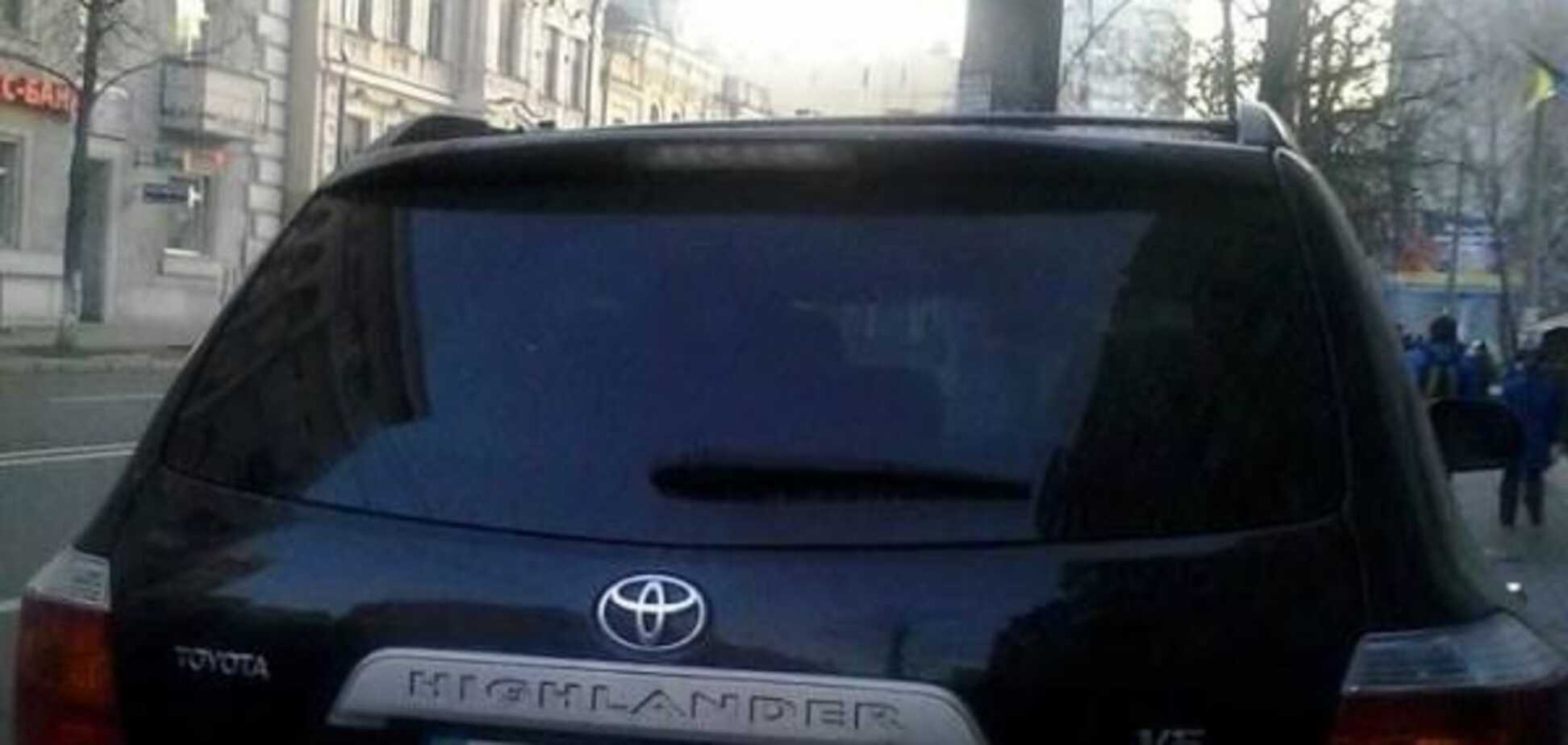Лбом в Тойоту: в Киеве 'герой парковки' заблокировал троллейбусную остановку