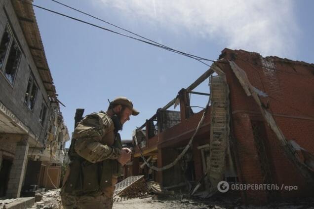 Зона туристической операции: как чиновники едут на Донбасс за льготами и званиями