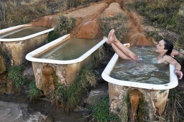 Минеральные ванны среди пустыни: фантастические фото