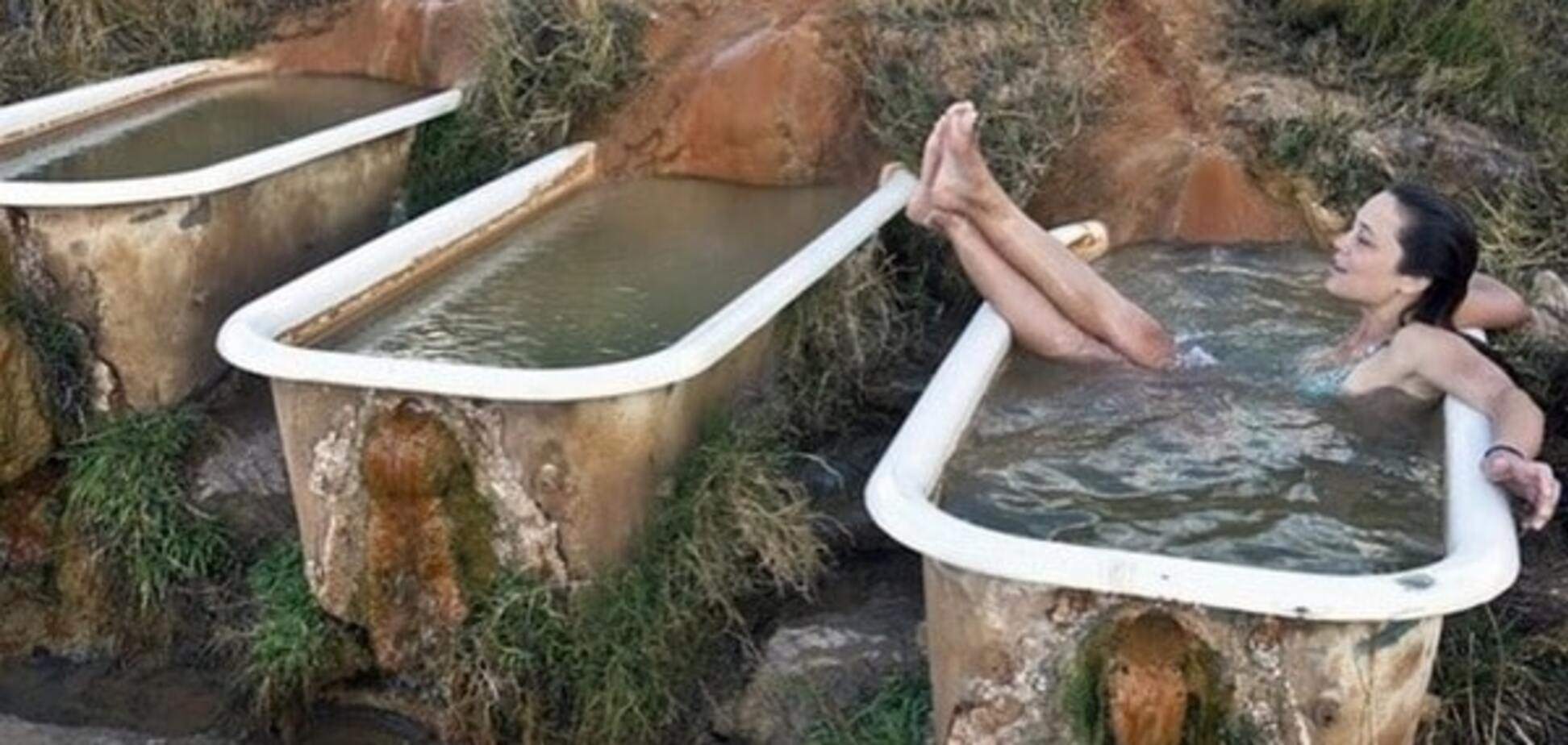 Минеральные ванны среди пустыни: фантастические фото