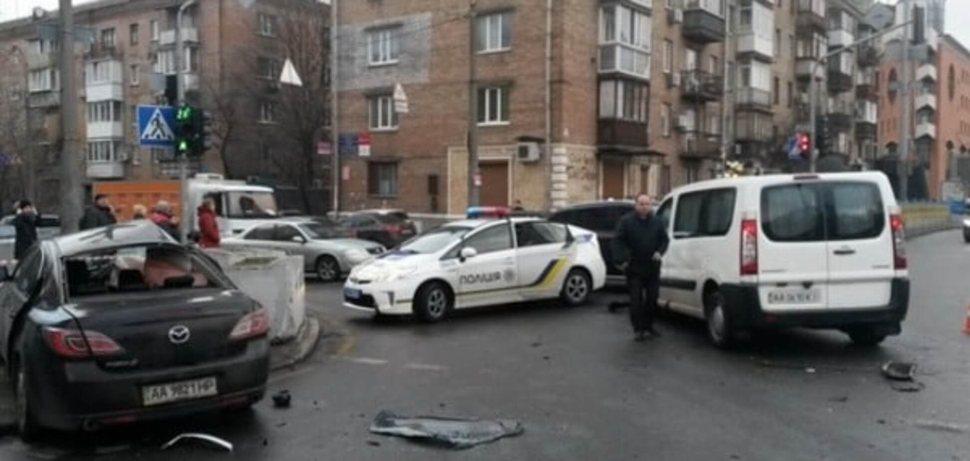 В Киеве автомобиль вылетел на тротуар: травмирован пешеход