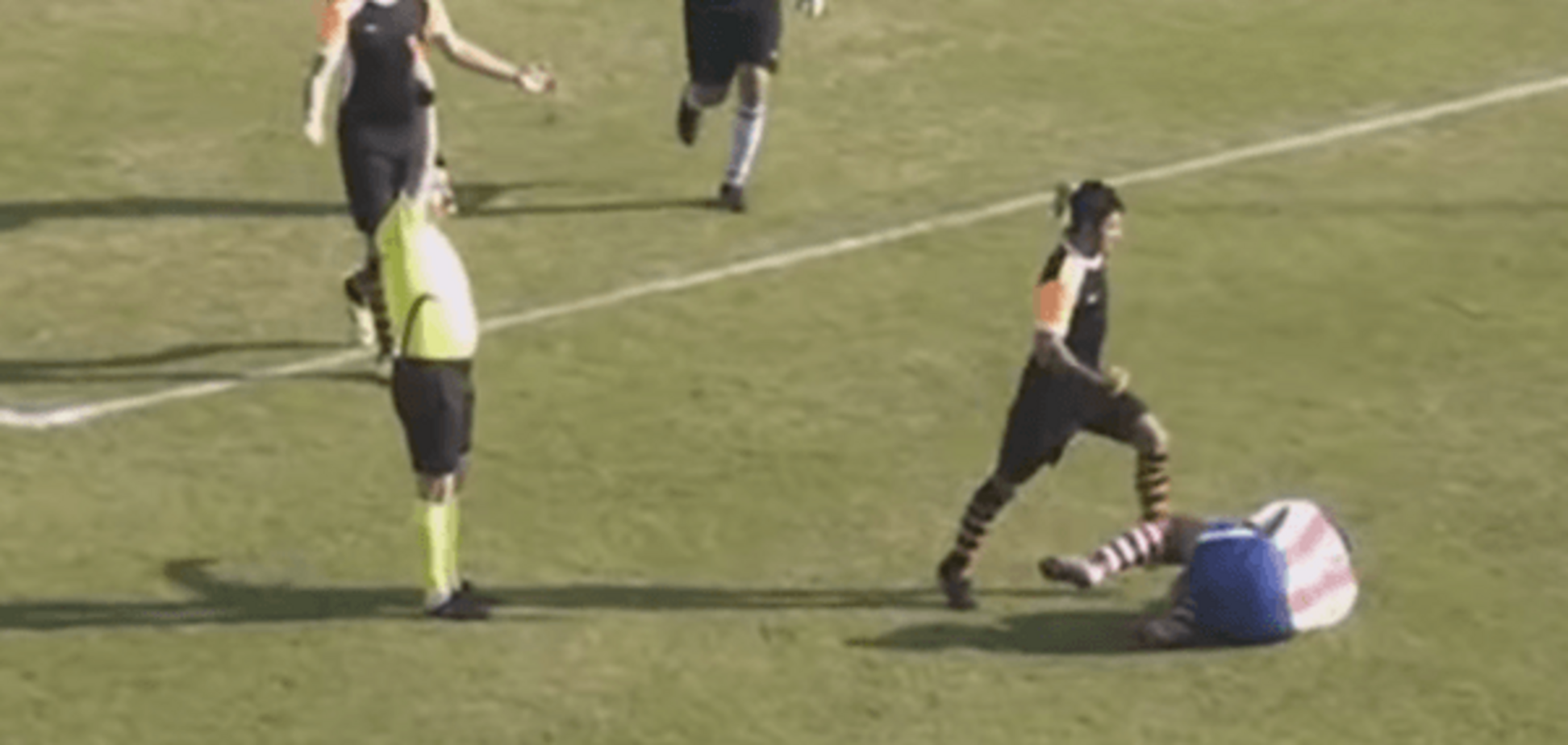 С ноги в лицо. Турецкий футболист шокировал жестокостью после красной карточки: страшное видео