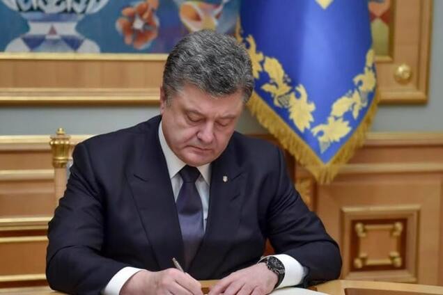 С почином: Порошенко подписал первый закон Савченко