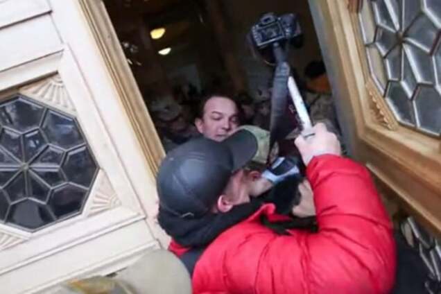 З матом і гранатою: опубліковано відео 'прориву' Соболєва в Раду
