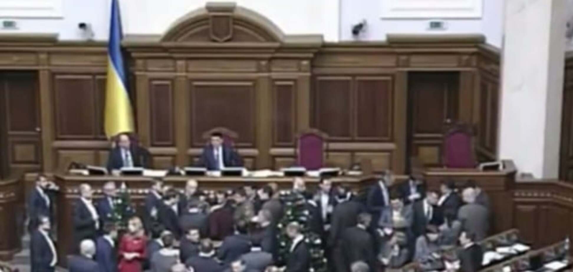Депутаты заблокировали трибуну и скандируют 'Кривой Рог!'