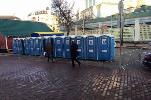 У Києві після скандалу в соцмережі прибрали туалети біля Стіни пам'яті