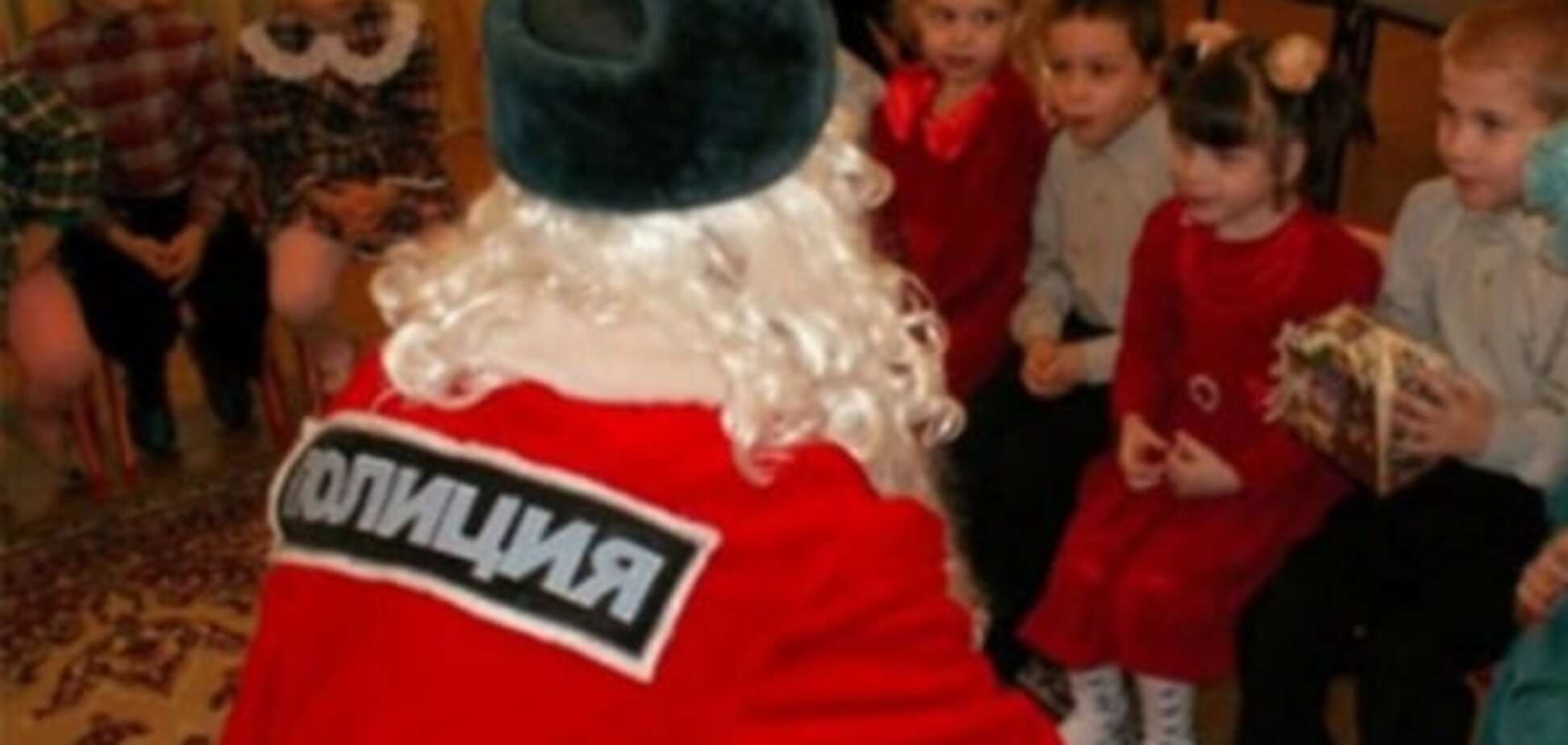 'Скріпи': для дітей в Криму вигадали 'Поліцейського Діда Мороза'