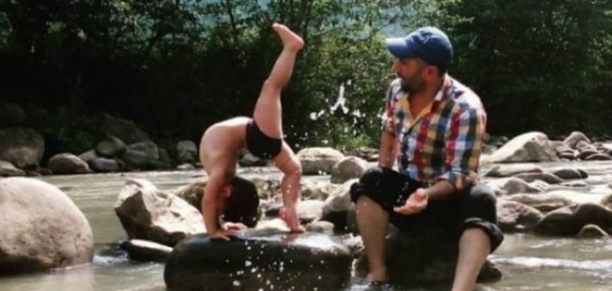 Двухлетний гимнаст поразил соцсети своими трюками