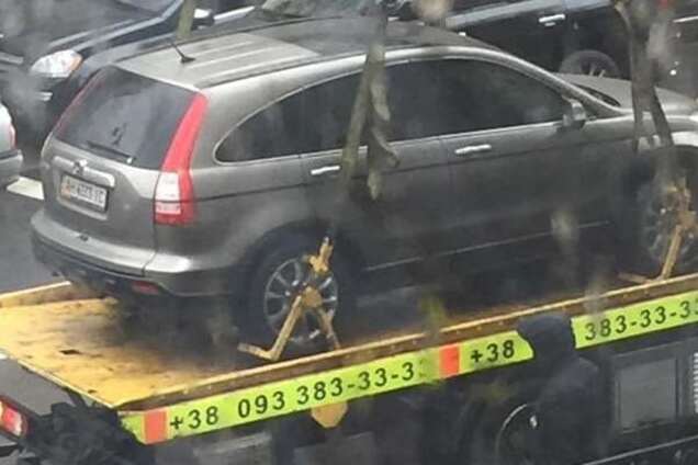 Элитные нарушители: полиция эвакуировала из-под Рады несколько авто