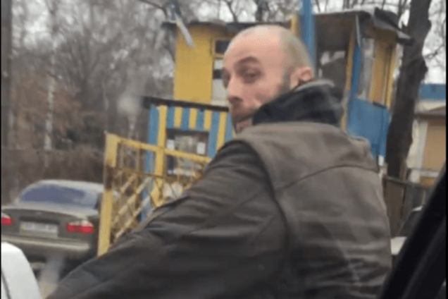 В Киеве неадекватный охранник парковки напал на авто с битой: видеофакт