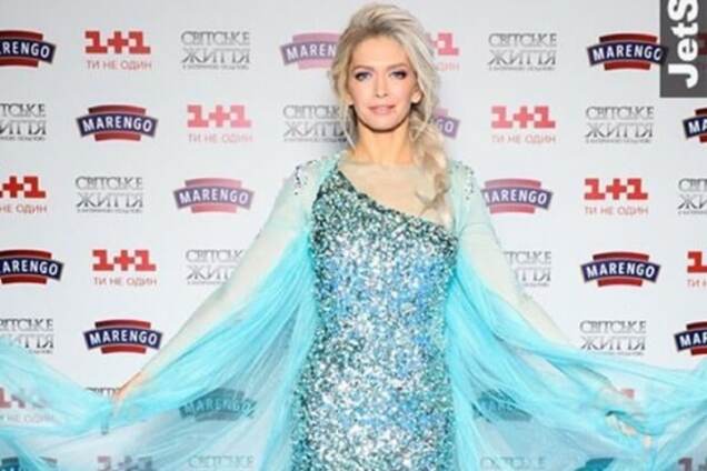 Красотка Брежнева в романтичном наряде показала, как она ждет Санту