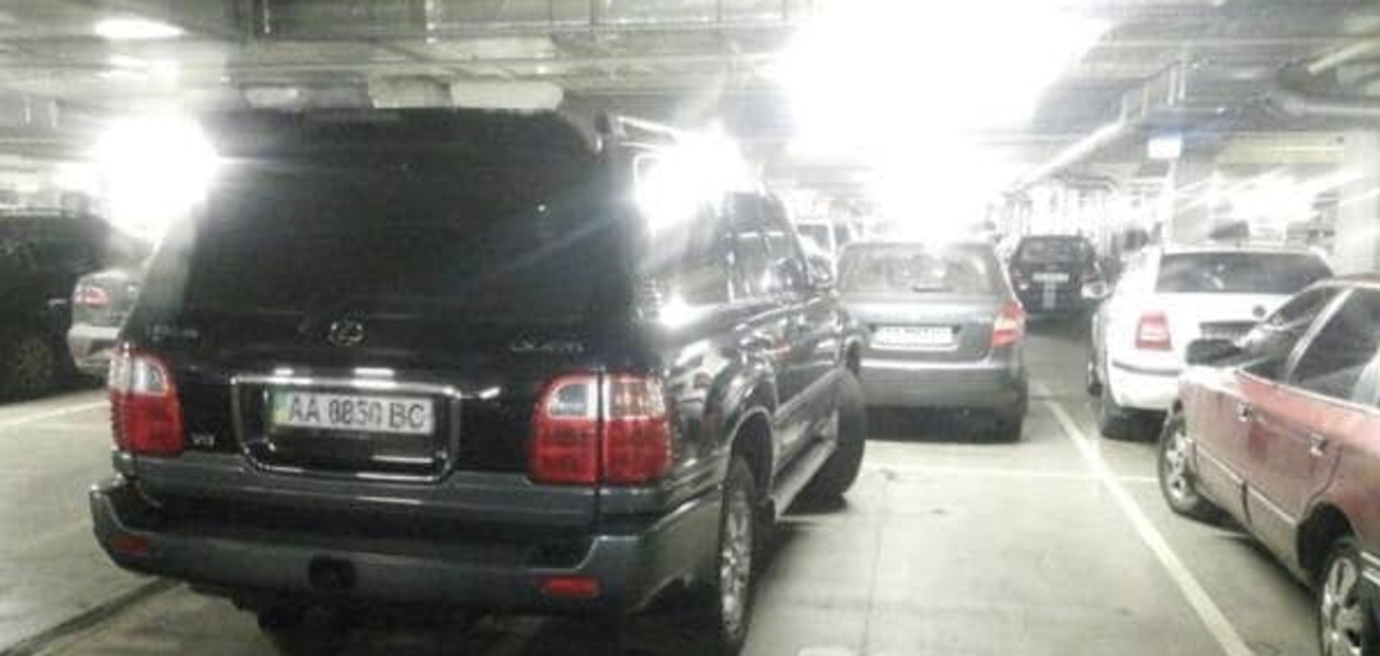 Автохам: в Киеве водитель дорогого джипа занял льготное место на парковке