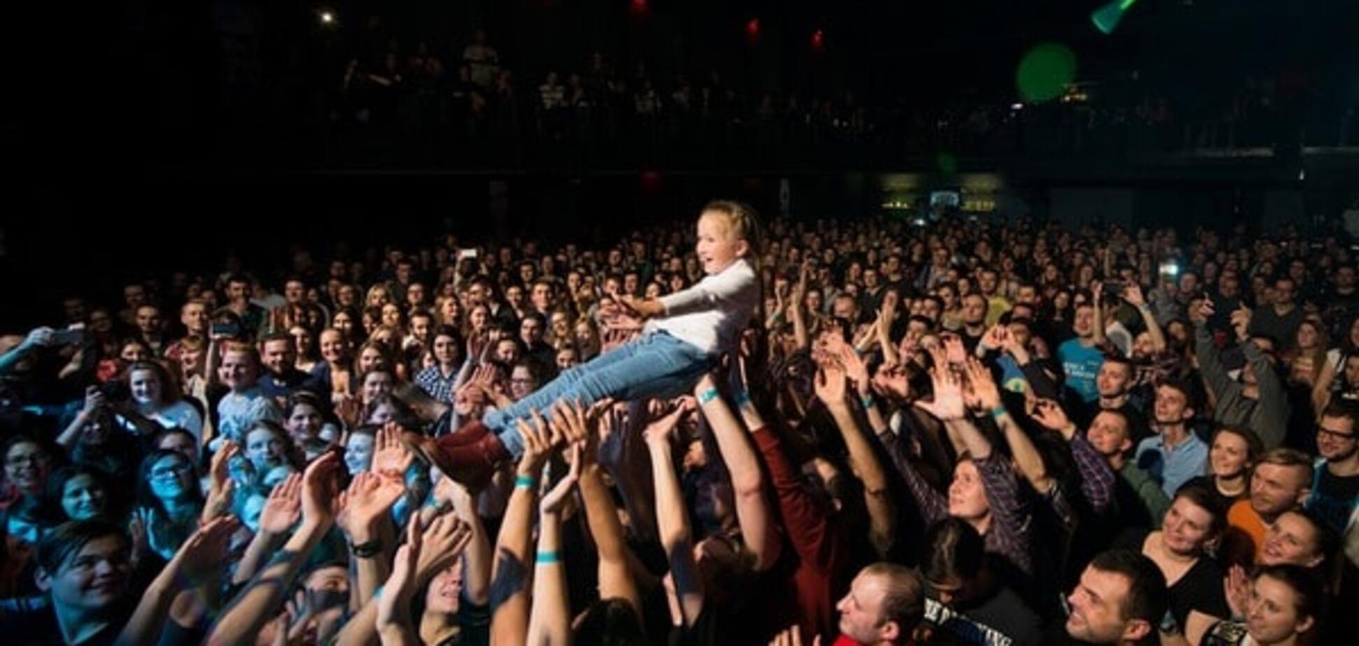 Положинский во время концерта группы 'Тартак' устроил детский 'стейдж-дайвинг'
