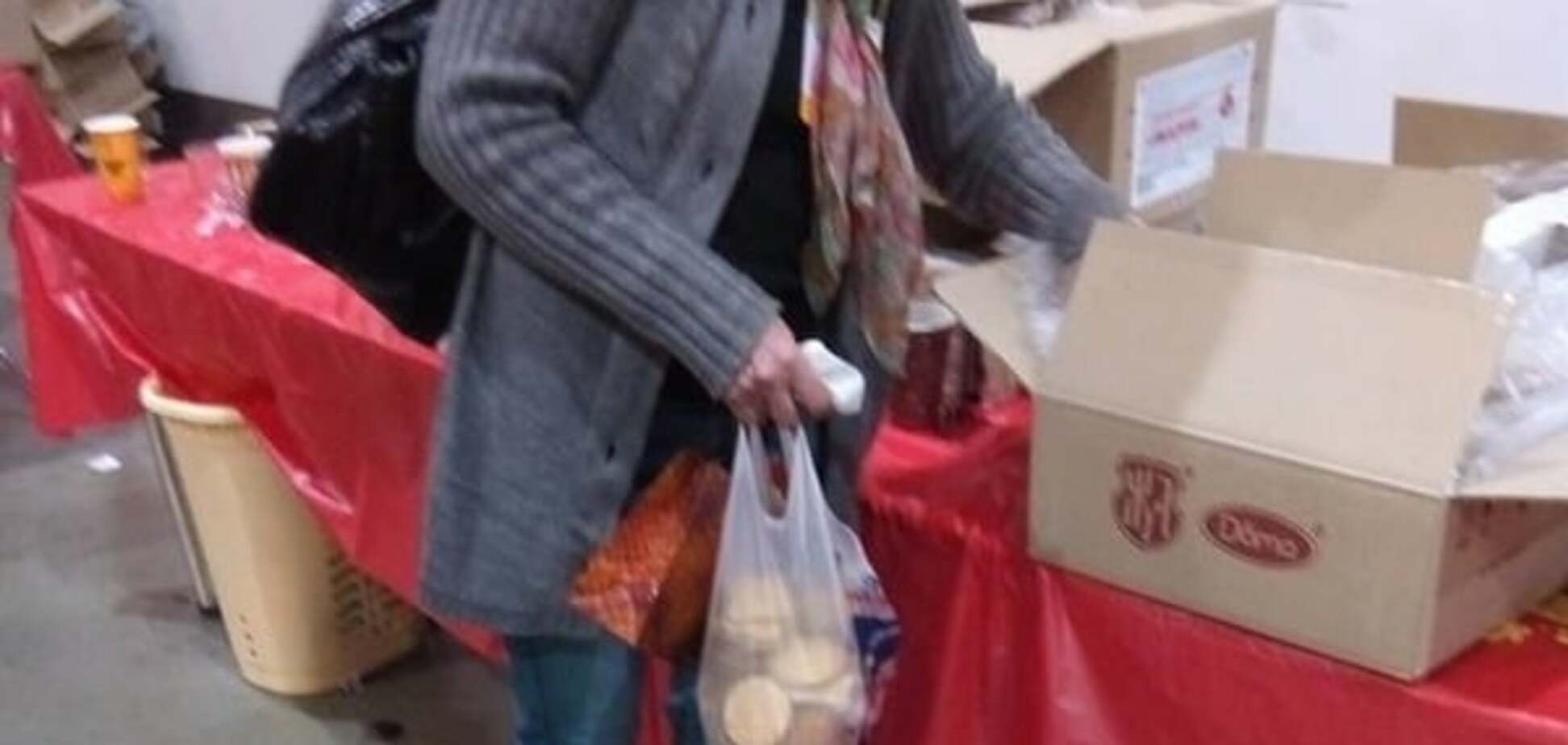 Не 'Рошен': соцсети возмутились раздачей сладостей на форуме Саакашвили