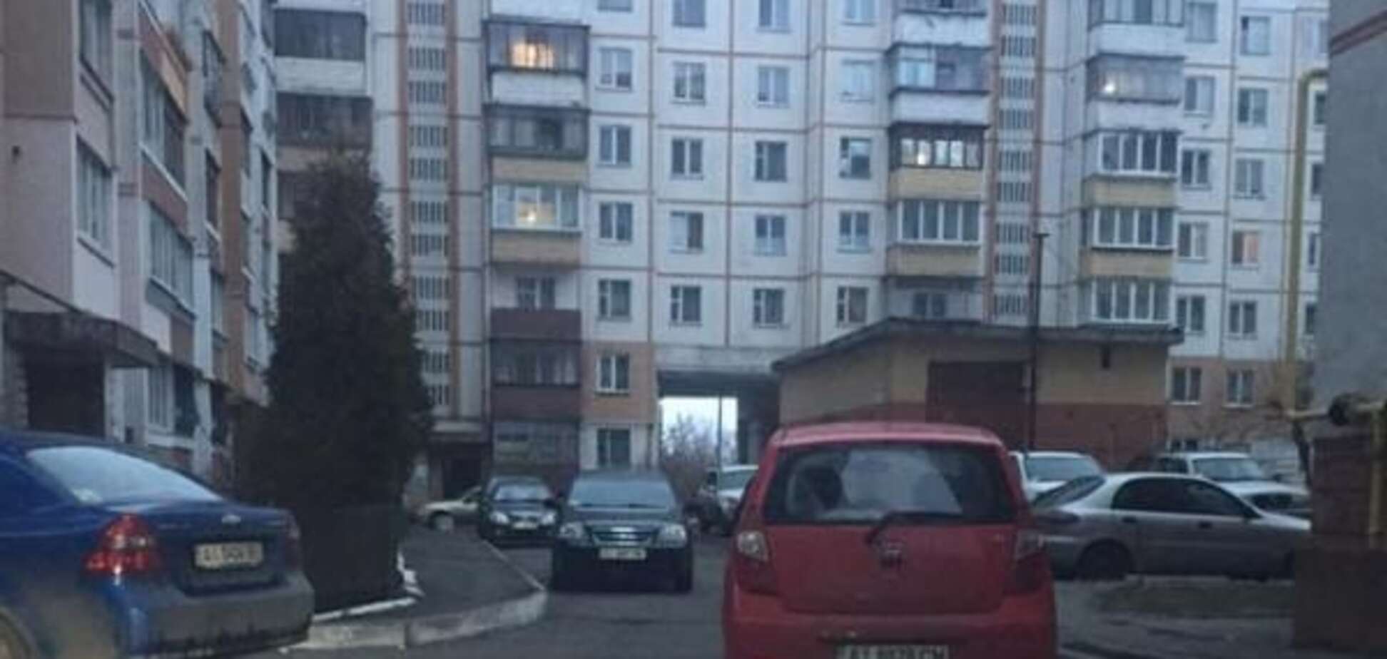 Героиня парковки: на Киевщине владелица Hyundai перекрыла выезд из двора