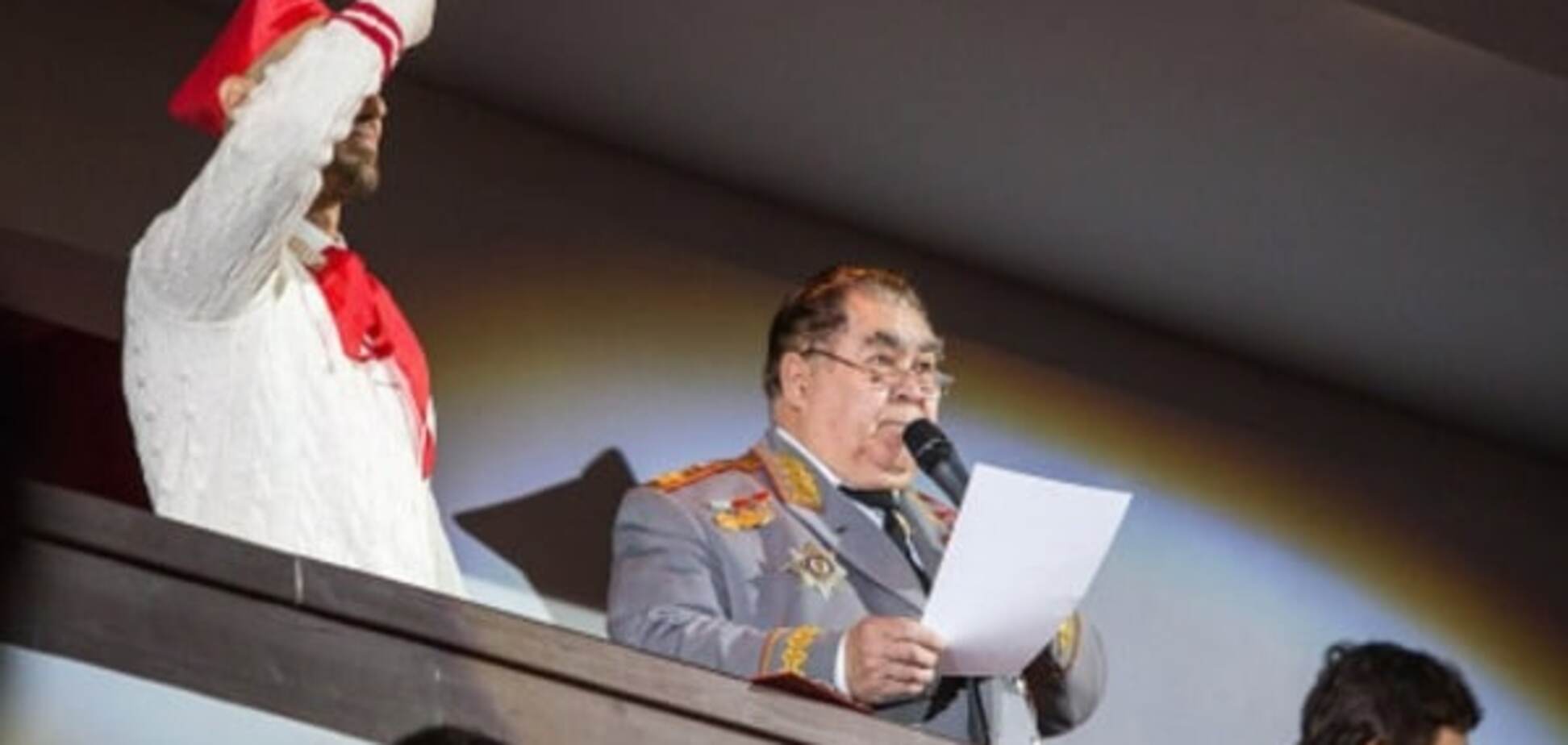 'Брежнев, Ленин и Хрущев'. В России 'сошли с ума' на хоккейном матче: курьезные фото