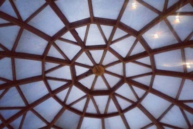 Киевское метро похвасталось огромной снежинкой на станции: опубликовано фото