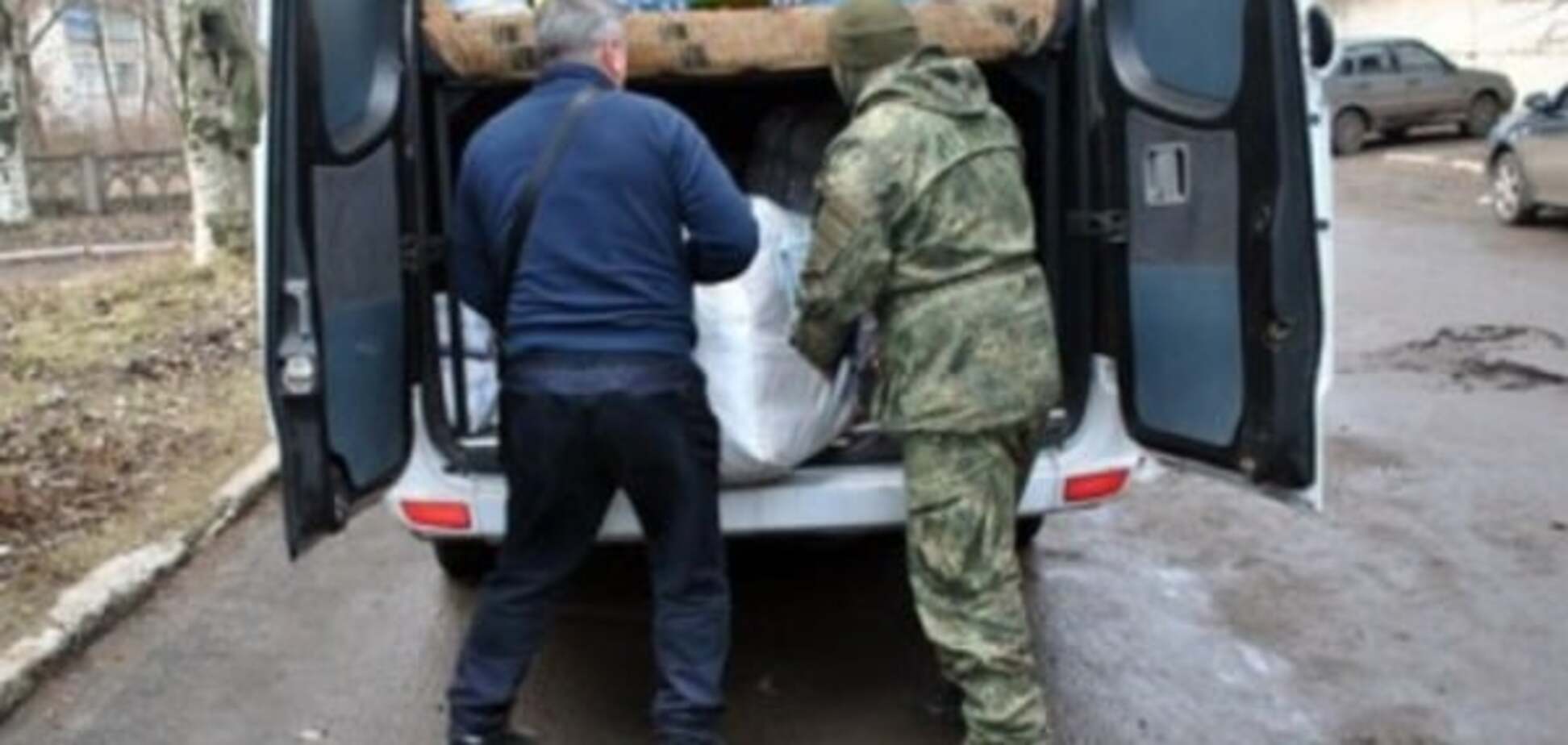 На блокпосту поблизу Волновахи затримали псевдоволонтера з товаром: фоторепортаж