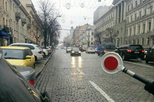 Київський поліцейський показав вулицю після трьох годин роботи евакуатора