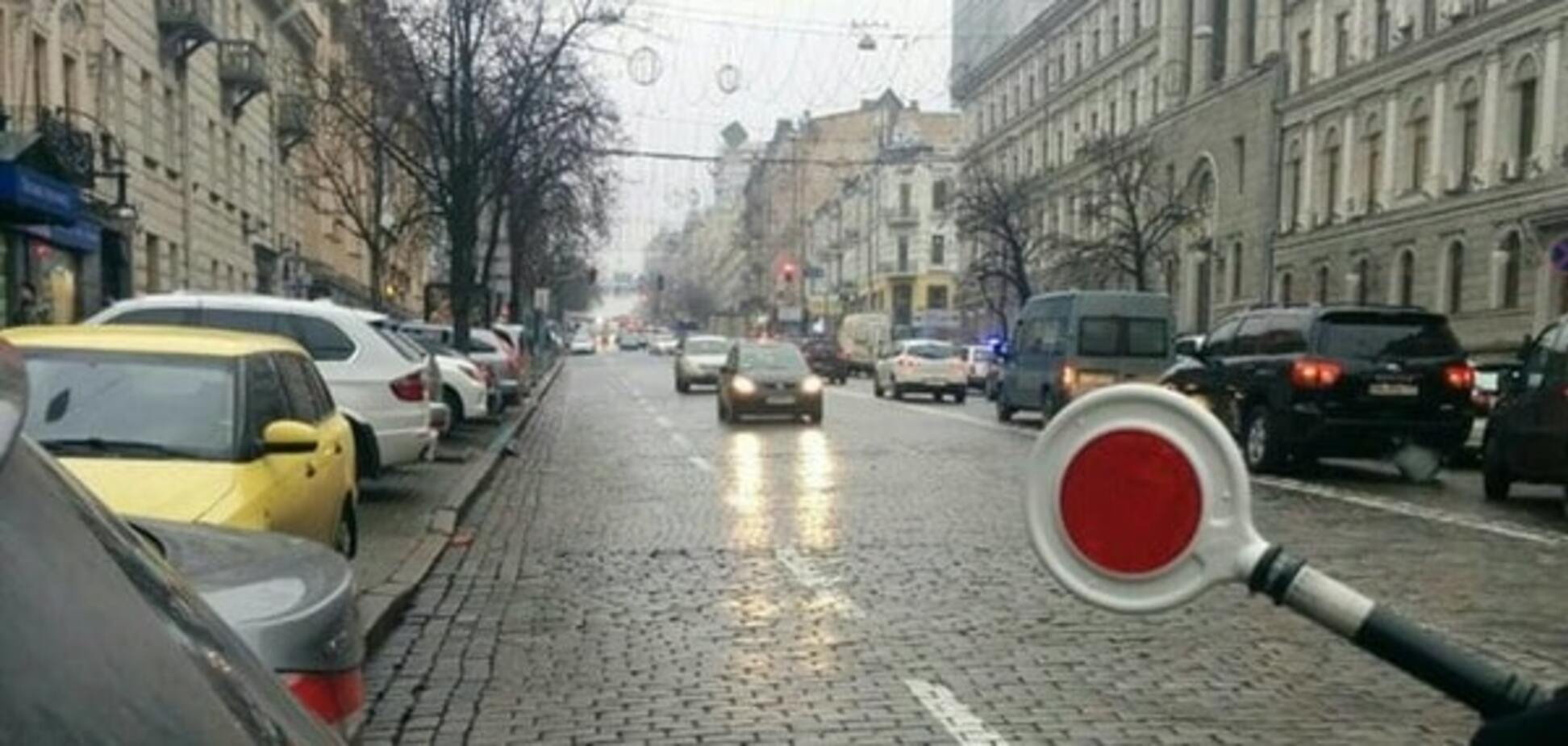 Киевский полицейский показал улицу после трех часов работы эвакуатора