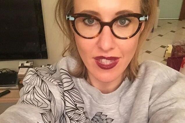 Собчак вышла в свет в бархатном халате с лошадью: фотофакт