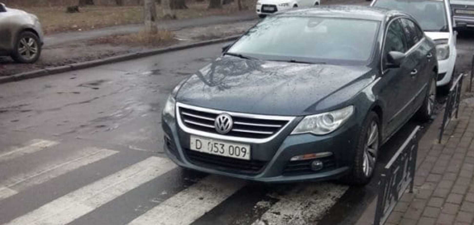 Иностранный автохам: в Киеве Volskwagen с дипномерами припарковали возле перехода