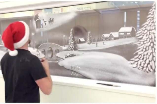 Рождественское чудо: художник рисует удивительные узоры на окнах больниц