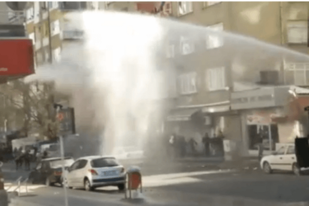Газ и водометы: в Турции полиция жестко разогнала демонстрацию. Видеофакт