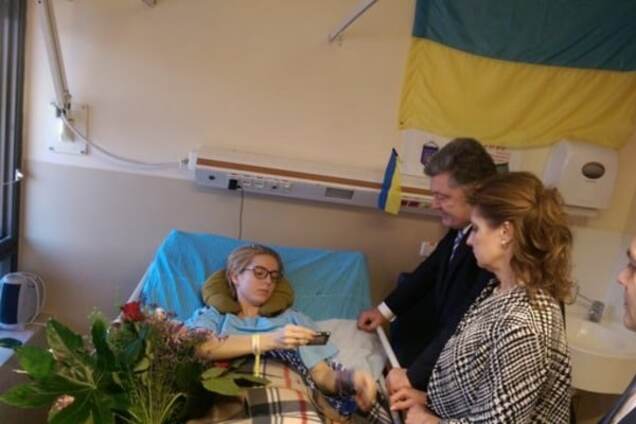 Порошенко проведал волонтера Зинкевич в больнице: фотофакт