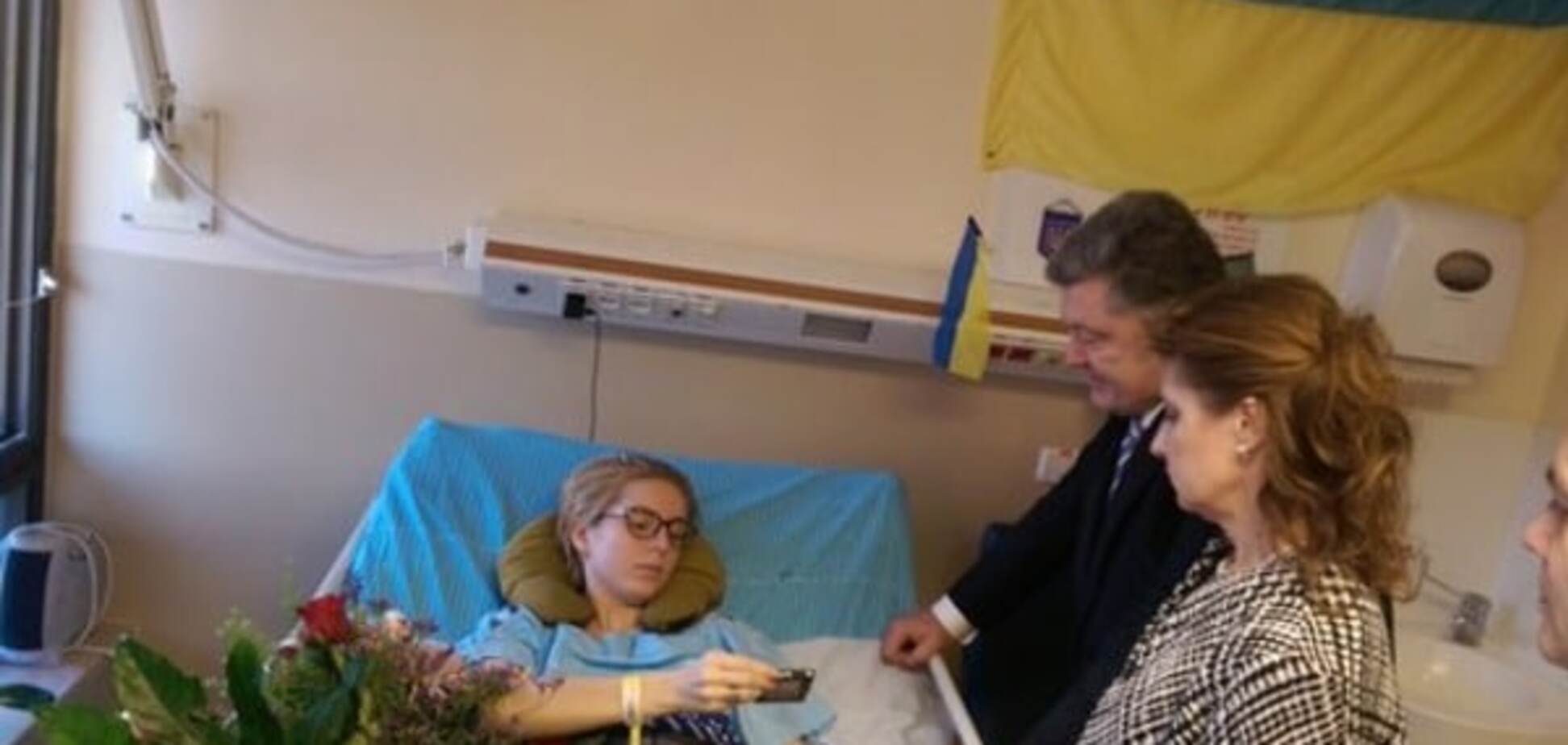 Порошенко проведал волонтера Зинкевич в больнице: фотофакт