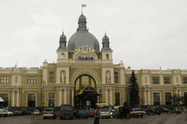 Во Львове срочно эвакуировали людей с центрального вокзала, полиция ищет бомбу