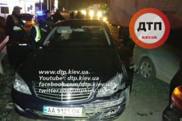 'Куча мала': у Києві Mercedes врізався в авто, що потрапили в ДТП