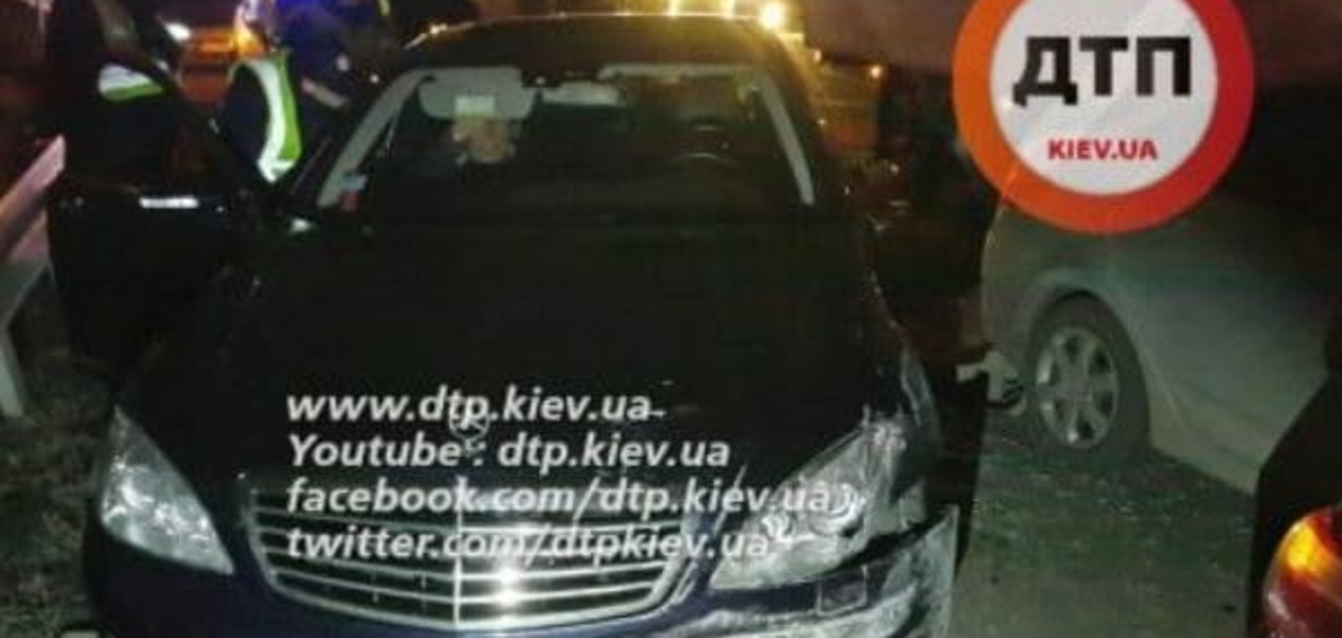 Куча мала: в Киеве Mercedes врезался в авто, попавшие в ДТП