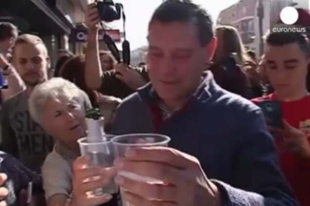 Рождественский подарок: испанские рабочие выиграли в лотерею 640 млн. евро