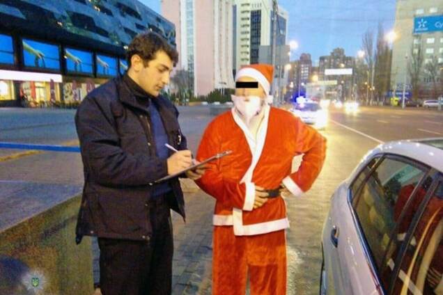 У Києві поліцейські оштрафували Діда Мороза