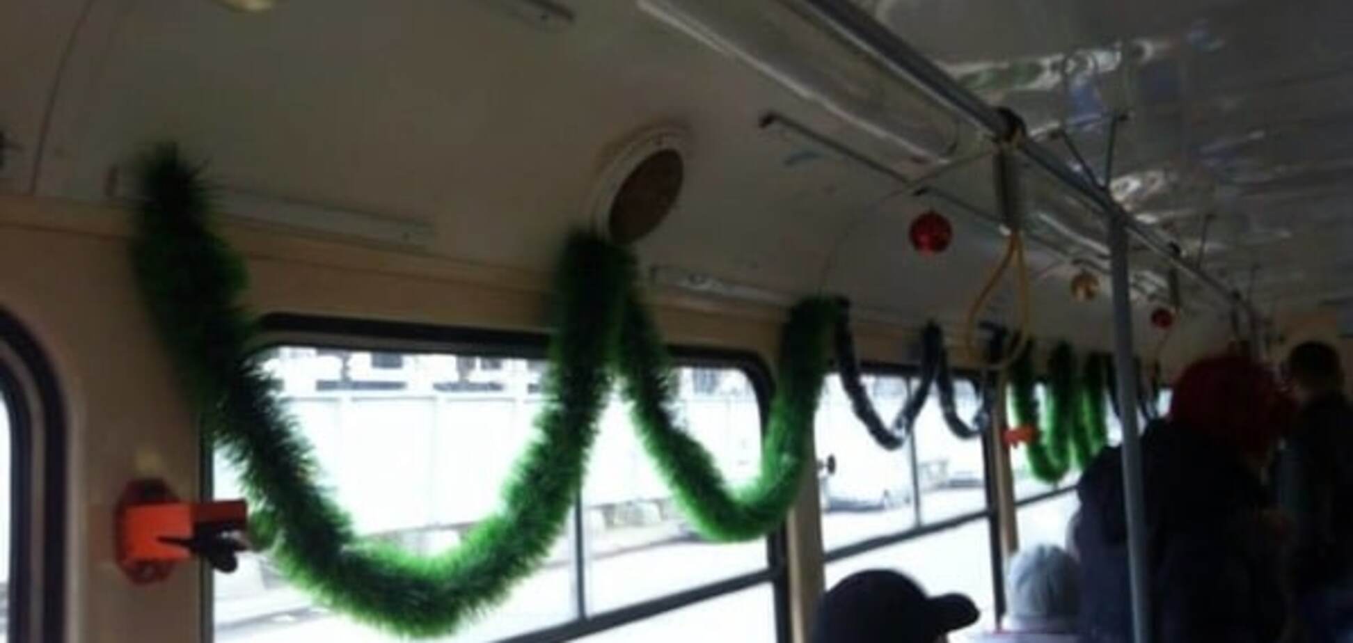 В Киеве трамвай украсили к Новому году: фотофакт