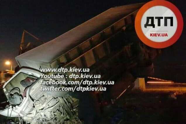 В Киеве на Окружной фура с пьяным водителем вылетела в кювет