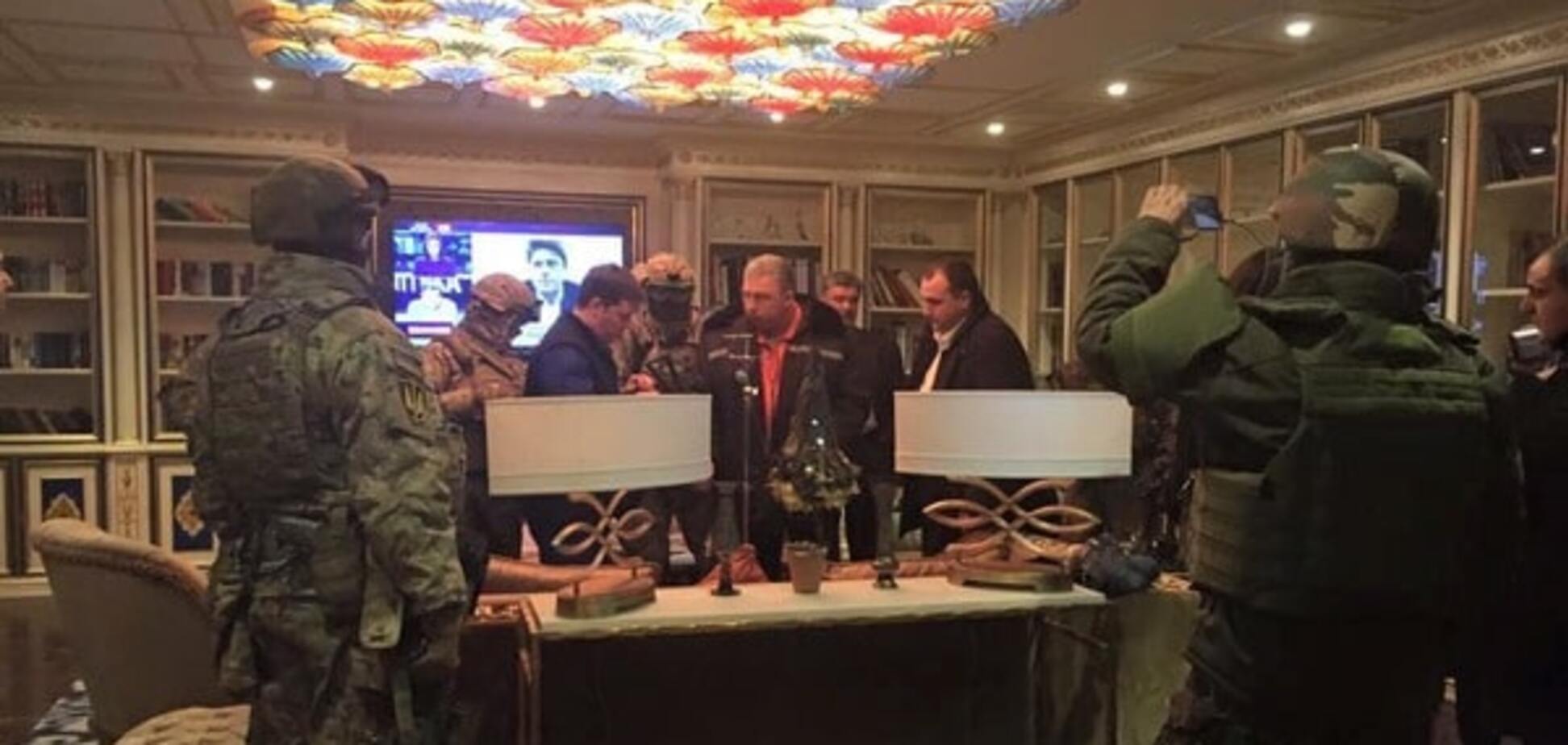 В квартиру Корбана ворвались с обыском, лидера УКРОПа насильно вывезли в Киев. Фото и видеофакт