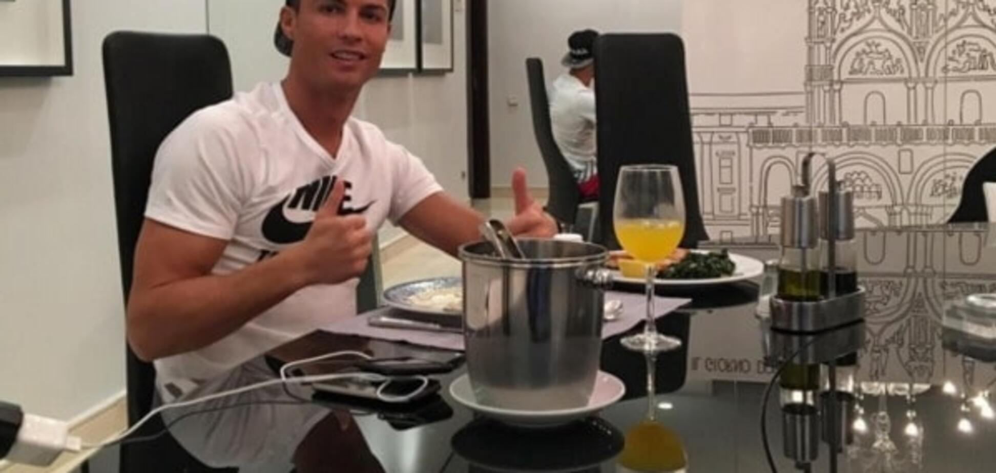 Восемь ванных комнат и футбольное поле: Криштиану Роналду поразил своим особняком: потрясающие фото комнат