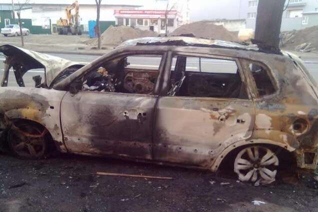 В Киеве сгорел джип: опубликовано фото
