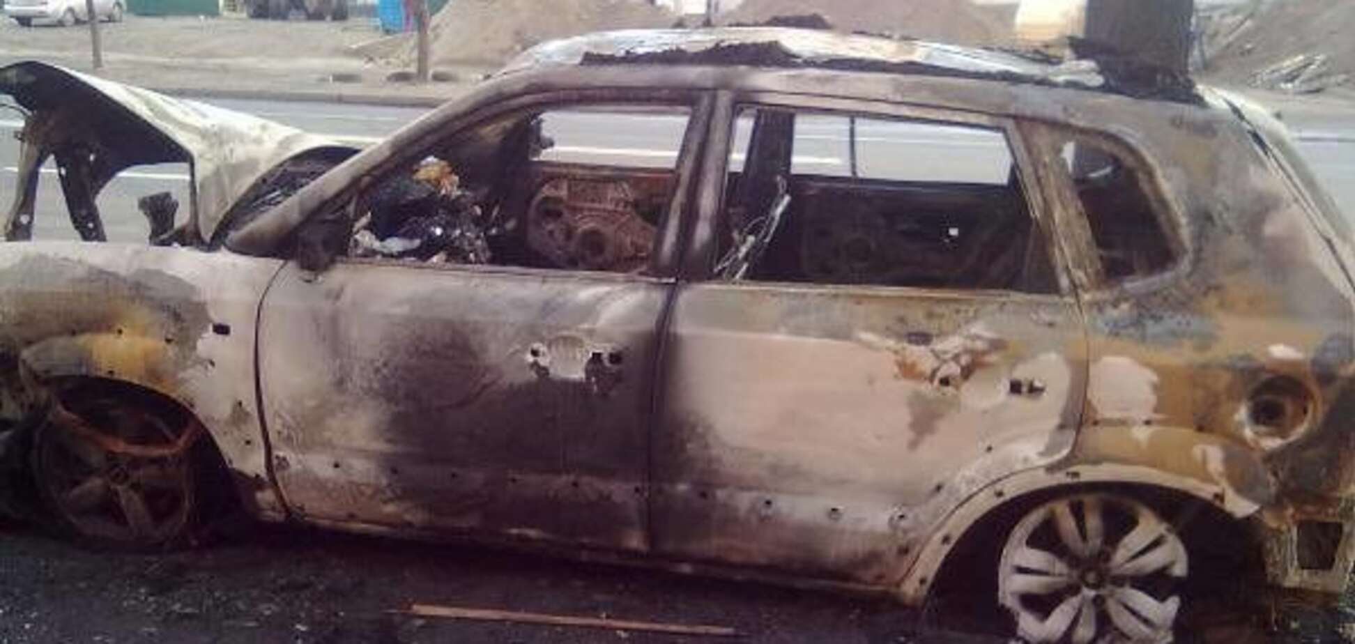 В Киеве сгорел джип: опубликовано фото