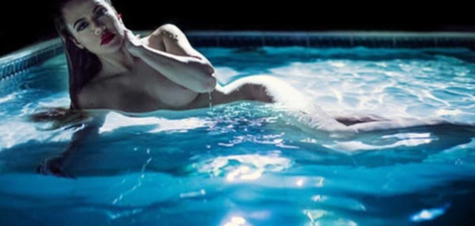 Обнаженная Кардашьян устроила ночной заплыв в бассейне